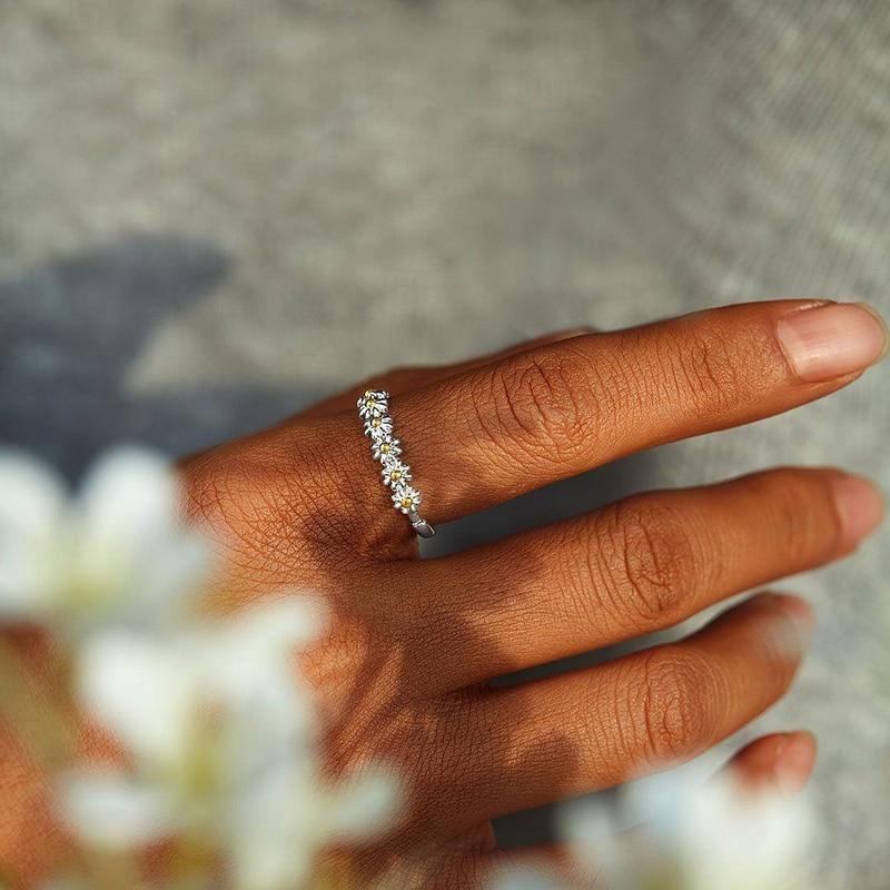 Charming Daisy Ring – Minimalist Flower Design