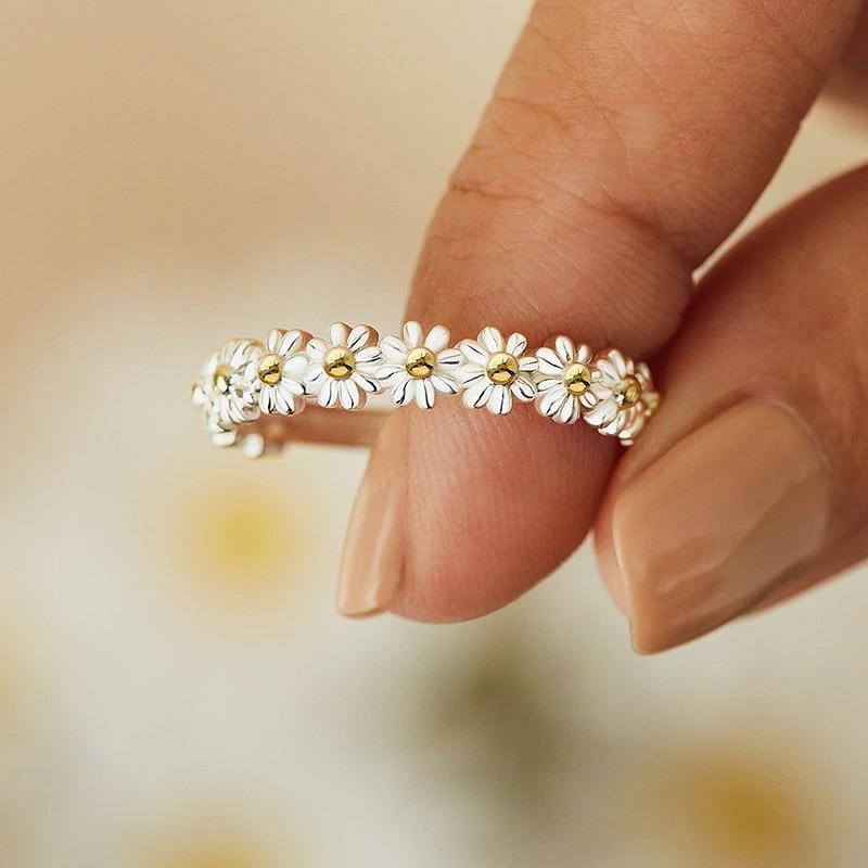 Charming Daisy Ring – Minimalist Flower Design