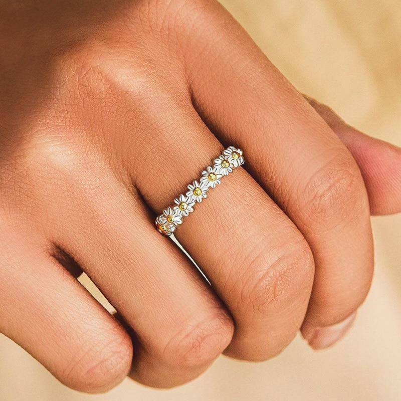 Charming Daisy Ring – Minimalist Flower Design