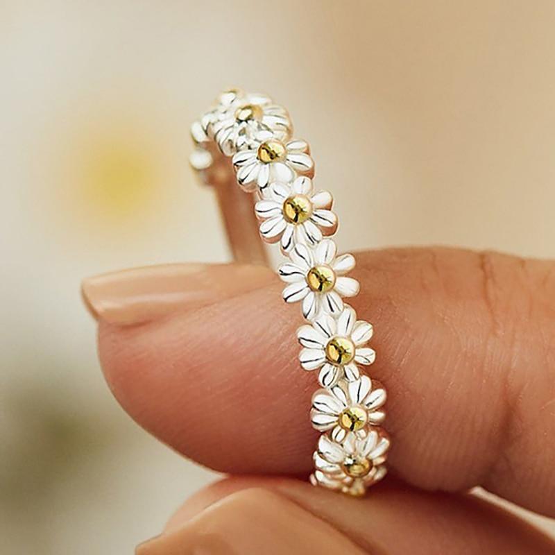 Charming Daisy Ring – Minimalist Flower Design